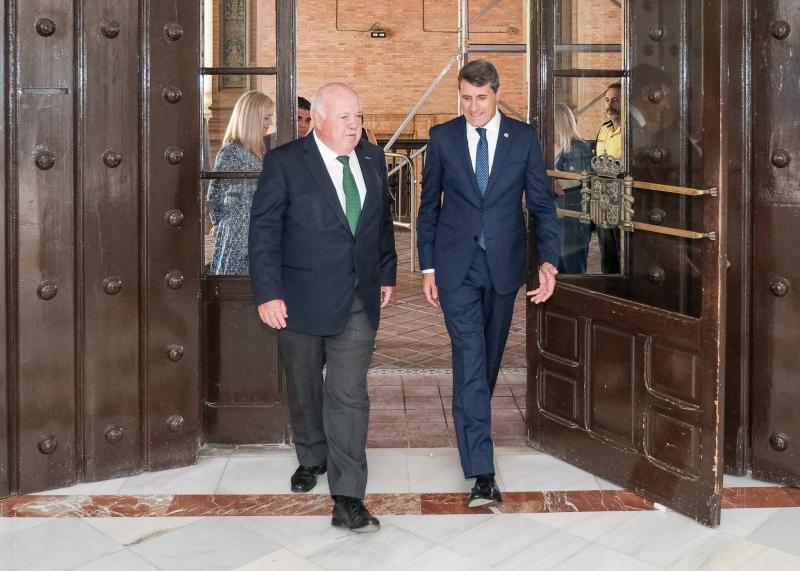 Fernández traslada al presidente del Parlamento andaluz su "máxima colaboración" con la función legislativa de la cámara