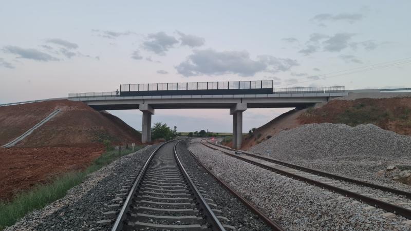 Nuevo paso superior de la carretera A-2511 sobre la vía del ferrocarril en Ferreruela 