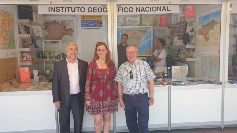 La delegada visita los expositores del Instituto Geográfico Nacional y del Ministerio de Defensa