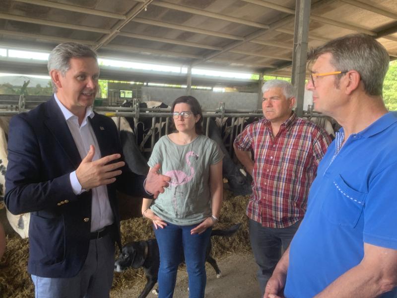 José Miñones avanza que el Gobierno abonó este mes 55,3 millones de euros a 6.434 granjas lácteas de Galicia, uno de cada tres euros de las ayudas al sector en España 