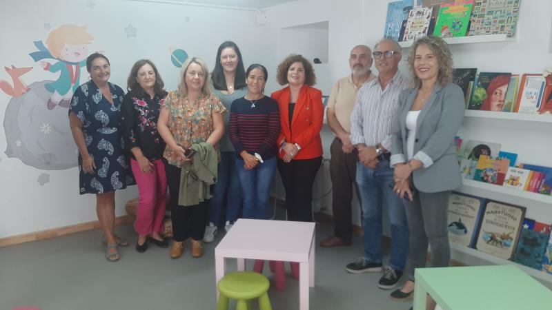 María Rivas felicita ao persoal da Biblioteca Municipal de Ares polo seu traballo na promoción da lectura, tras ser recoñecida por sexta vez co Premio María *Moliner