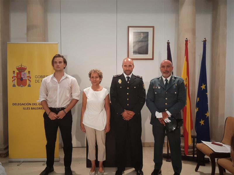 Calvo entrega la Medalla de Protección Civil a dos miembros de las Fuerzas y Cuerpos de Seguridad del Estado en Balears y a un funcionario de la CAIB