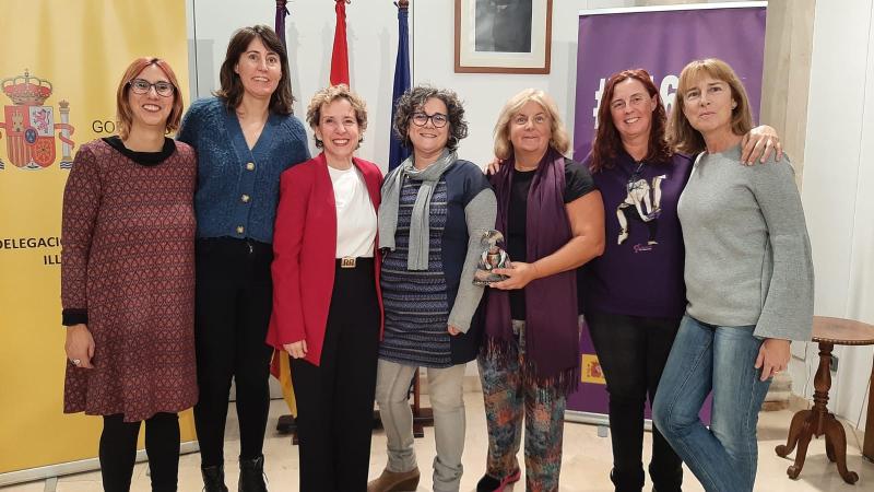 La delegada, Aina Calvo, entrega el reconocimiento Meninas 2022 al movimiento “Feminisme a l’escola”