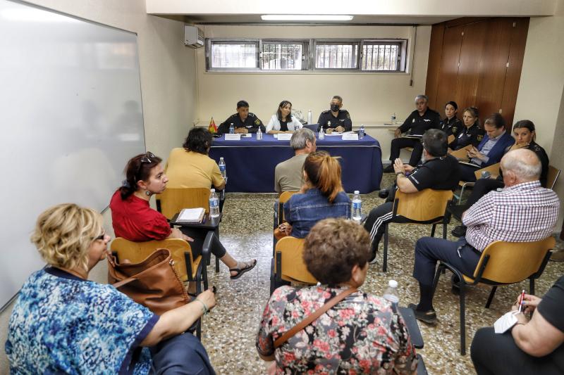 Mercedes González prosigue en Villaverde la ronda de visitas por los distritos de Madrid para escuchar a las asociaciones vecinales junto al jefe superior de Policía