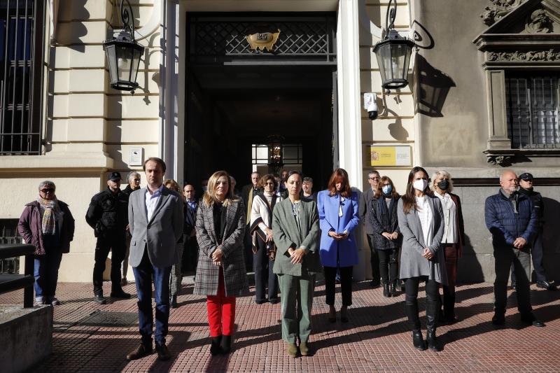 Mercedes González participa en el minuto de silencio convocado por la Delegación del Gobierno como muestra de repulsa tras el asesinato por violencia de género del pasado domingo en Móstoles